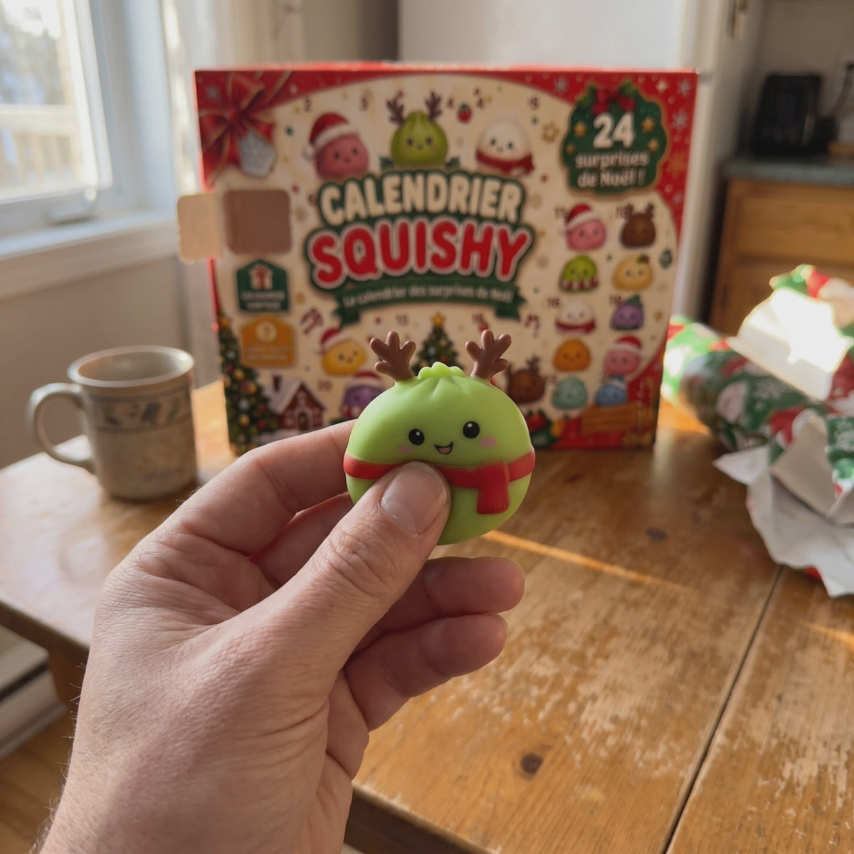Main qui presse un squishy du Calendrier de l'Avent Squishy